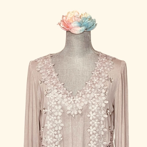 POL Floral Applique Blouse Embroidered Taupe Women's Top S - Picture 4 of 11